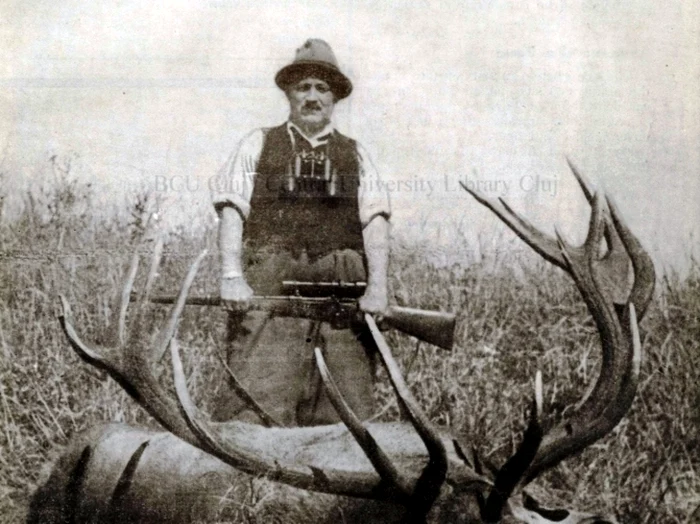 Manfred von Killinger şi trofeul doborât în Vrancea FOTO: Revista Carpaţi-1941