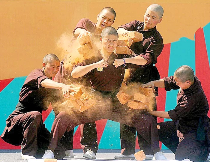 … sparg cărămizi…