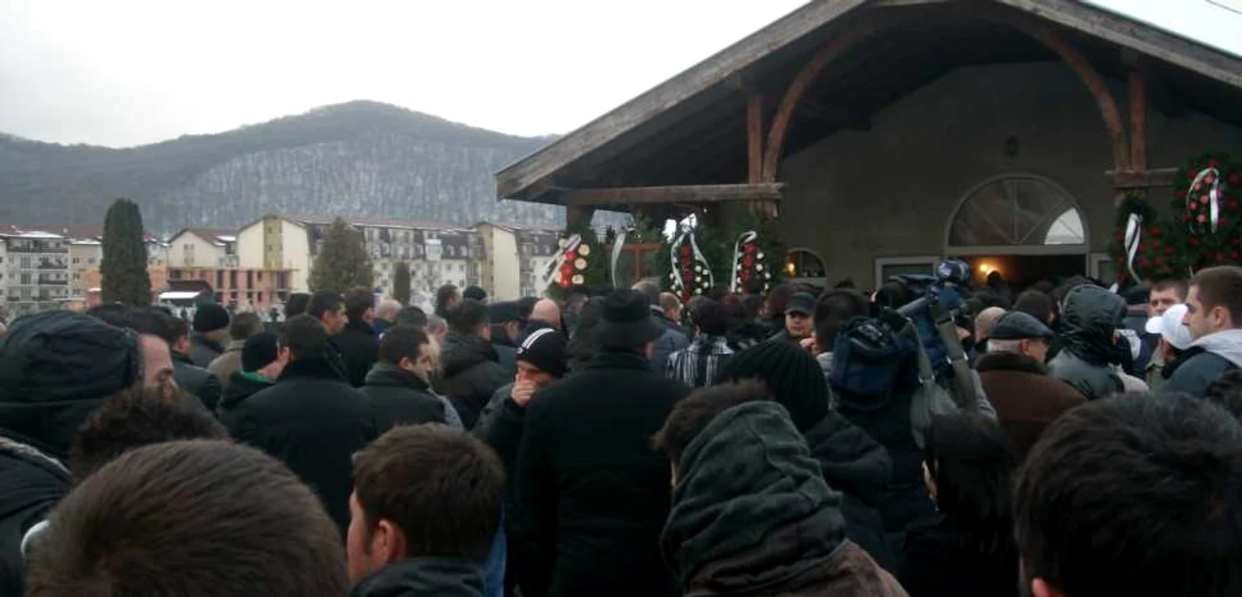 La înmormântare au participat patru preoţi greco-catolici şi un preot ortodox. FOTO: floresti_gilau.ro