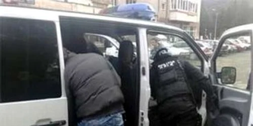 Bucureşti: Trei proxeneţi din Capitală vindeau fete patronilor de cluburi din Serbia şi Macedonia