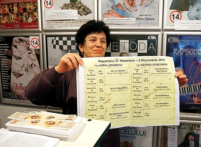 Angajata de la casa de bilete  a teatrului le dă oamenilor  banii înapoi pentru toate  reprezentaţiile 