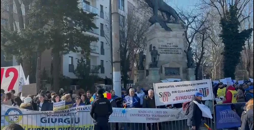 Sindicatele și studenții protestează cu fluiere, vuvuzele și pancarte la Palatul Cotroceni, sub sloganul „Școală săracă - Țară needucată”