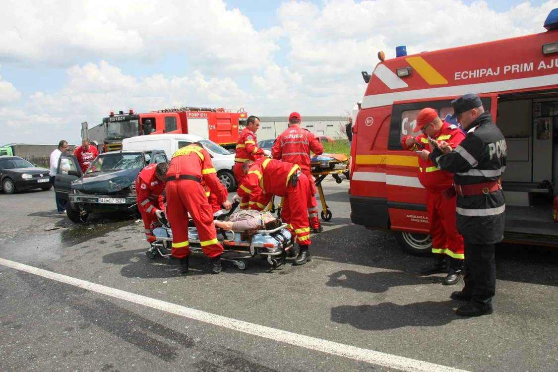 Două dintre cele patru victime au fost transportate la spital                  Foto: Laurenţiu Ionescu