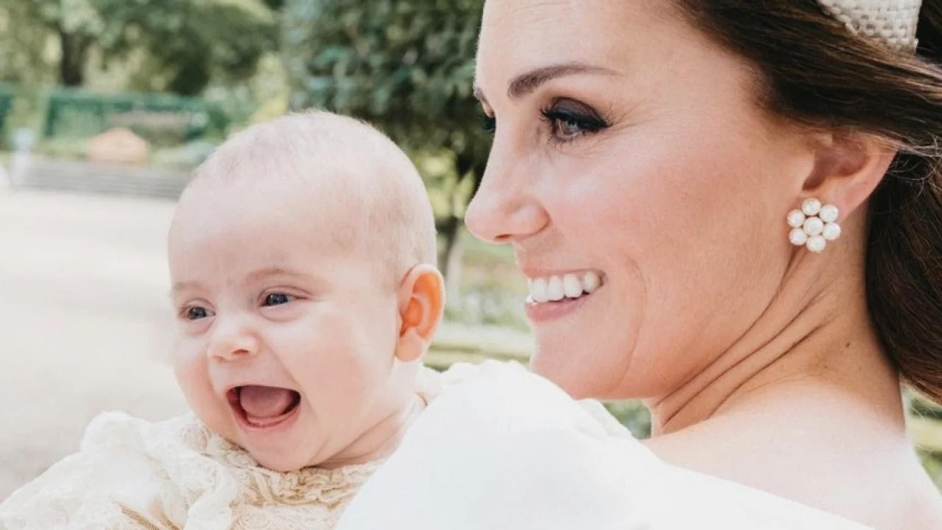 Kate Middleton a fost surprinsă plimbându-se alături de prinţul Louis în partea publică al parcului Kensington Foto: Instragram Seda Akkul