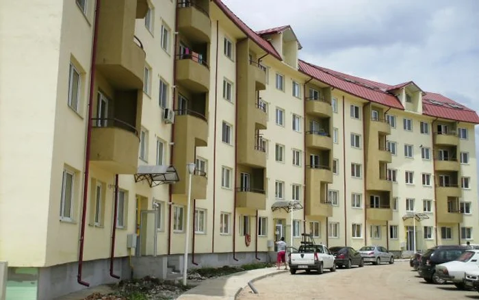 Locatarii cartierului "Eugen Ionescu" încă aşteaptă definitivarea tuturor facilităţilor aferente zonei 