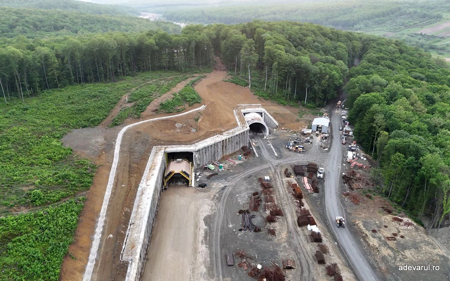 „Autostrada cu tuneluri”, la doi ani de la startul lucrărilor. Ce a mai rămas de construit din tronsonul Margina - Holdea
