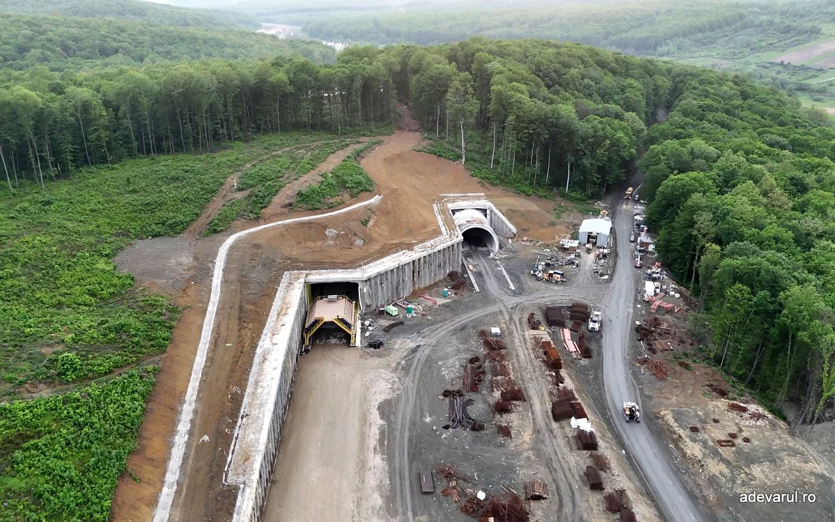 Autostrada cu tuneluri în șantier. Foto: Daniel Guță. ADEVĂRUL