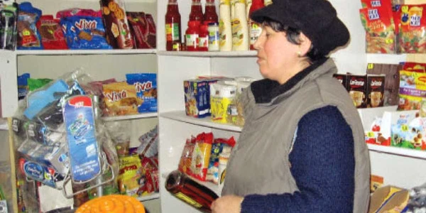 Vânzătoarea Cornelia Luca a gonit hoţul cu o sticlă de coniac 