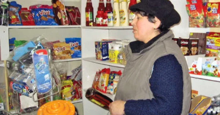 Vânzătoarea Cornelia Luca a gonit hoţul cu o sticlă de coniac