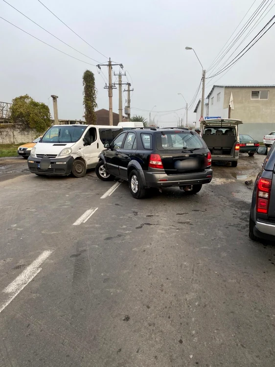 Accident pe strada Gării în Mediaş - Sibiu cu două microbuze pline de călători şi un turism - două persoane la spital Foto Adevărul