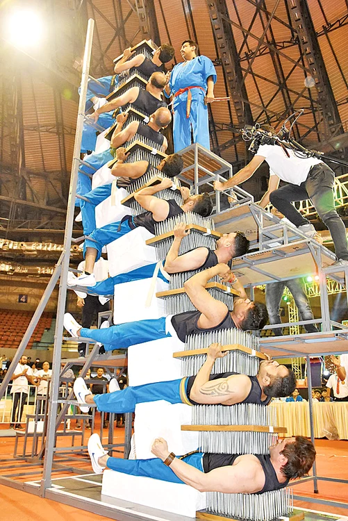 Sportivii au fost antrenaţi de Vispy Kharadi (la bază), un fachir renumit
