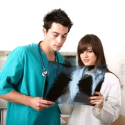 1 doctori radiografie plamani shutterstock 7034971 jpg jpeg