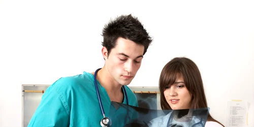 1 doctori radiografie plamani shutterstock 7034971 jpg jpeg