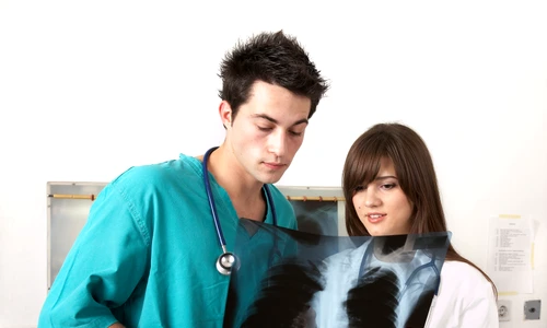 1 doctori radiografie plamani shutterstock 7034971 jpg jpeg