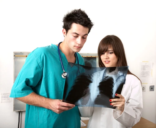 1 doctori radiografie plamani shutterstock 7034971 jpg jpeg