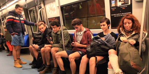 Ziua fără pantaloni la metrou a ajuns în Bucureşti. Foto Roberto Sălceanu