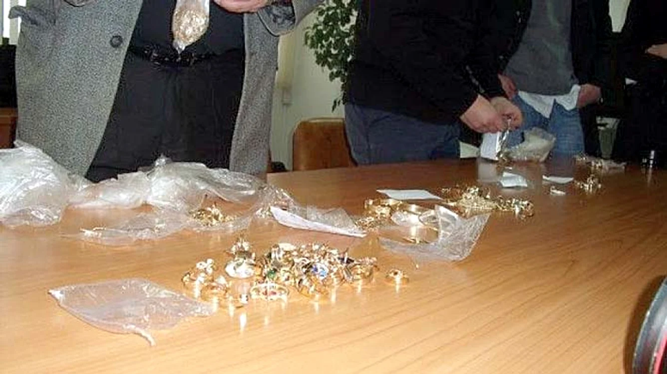 
    Infractorii le cereau bijuteriile oamenilor de pe stradă  
