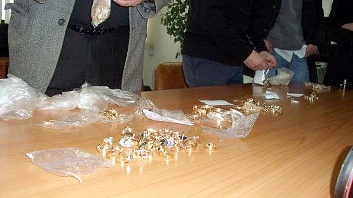 Infractorii le cereau bijuteriile oamenilor de pe stradă