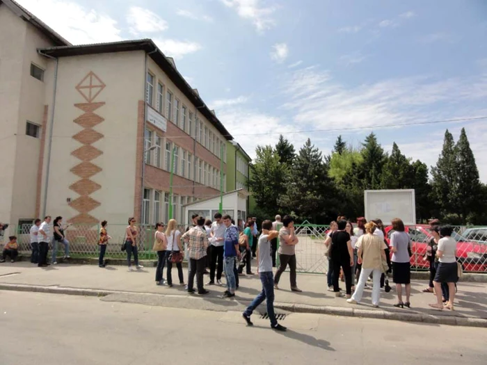 Imagine cu absolvenţi ai clasei a XII-a din Slatina la BAC 2015 (FOTO: Mugurel Manea)