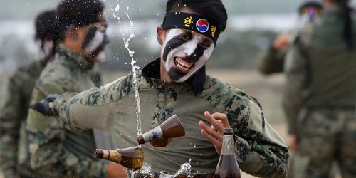 Soldaţi sud-coreeni din trupele speciale de război participă la un eveniment comemorativ pentru a marca 60 de ani de la victoria în războiul coreean în Waegwan Coreea de Sud FOTO Guliver / GettyImages / Chung Sung-Jun