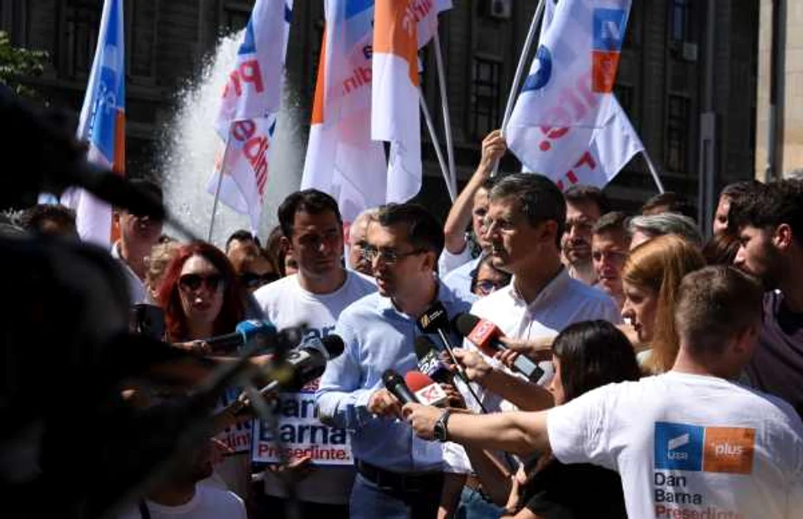 Dan Barna şi Vlad Voiculescu la startul campaniei de strângere de semnături FOTO Iulian Bîrzoi