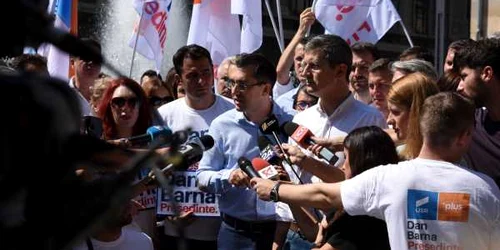 Dan Barna si Vlad Voiculescu strangere de semnaturi piata universitatii foto Iulian Bîrzoi