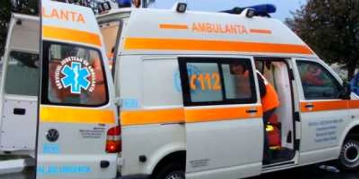 Bărbatul şi-a prins mâna la un utilaj de recoltat porumb