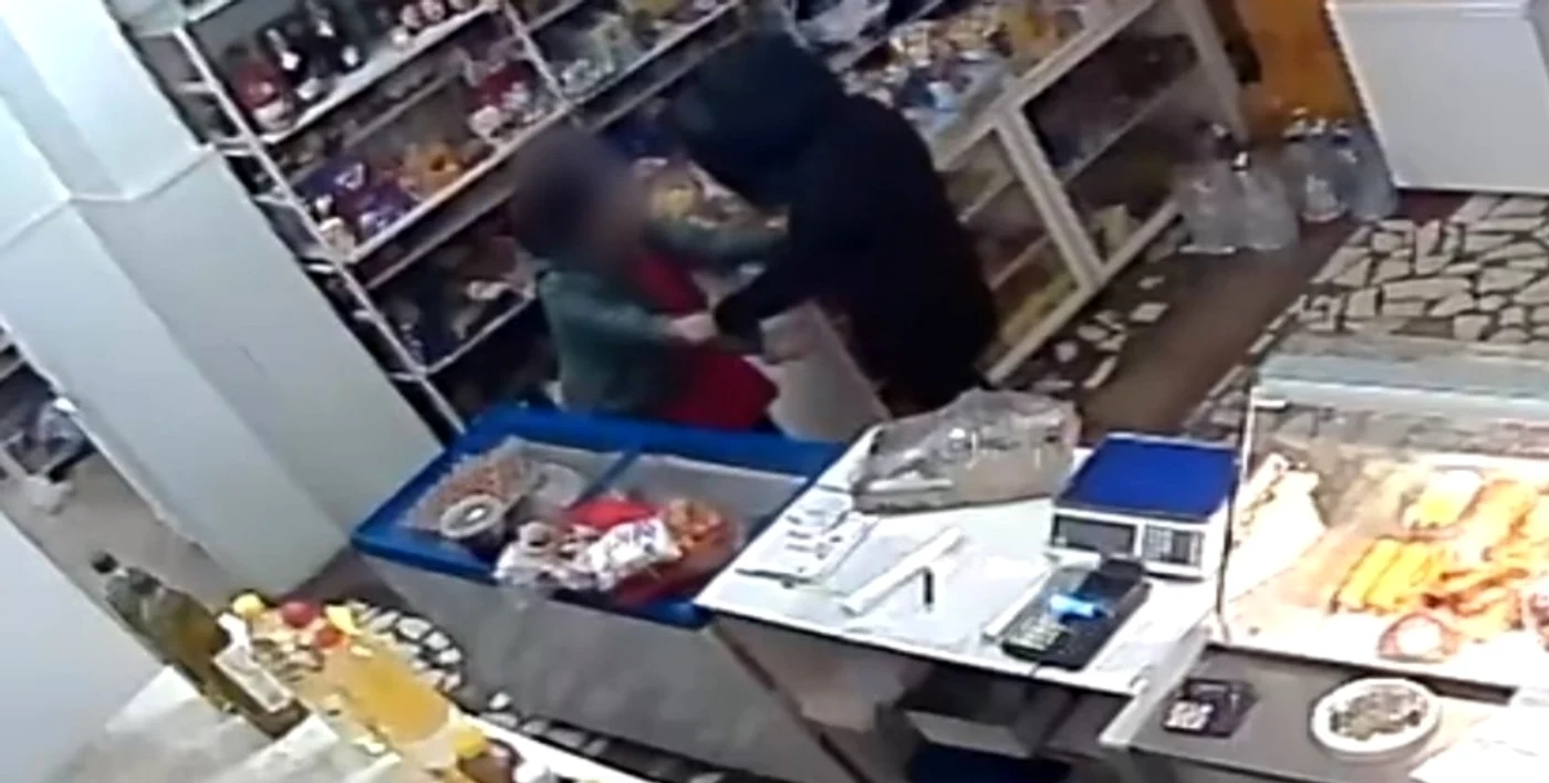 Momentul în care tânărul îi pune cuțitul la gât vânzătoarei FOTO captură video