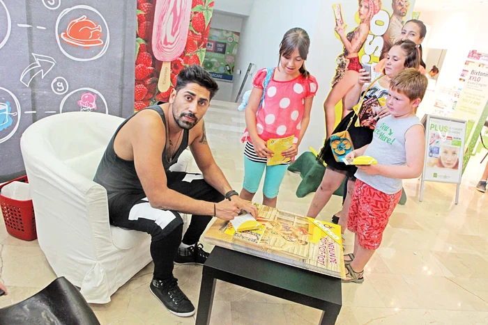 Zeci de oameni și-au adus copiii să ia autografe de la artiști