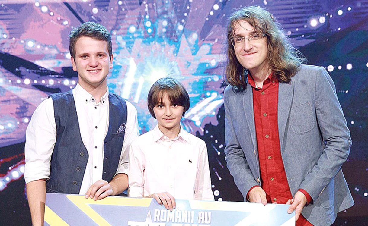 
    Flavian Glonţ de la SpeedCubing învârte cubul Rubik şi în Anglia   