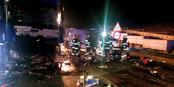 Tragedie pe breteaua Autostrăzii Sibiu Pitești lângă intersecția cu DN7 de la Boița Sursă ISU Sibiu jpeg