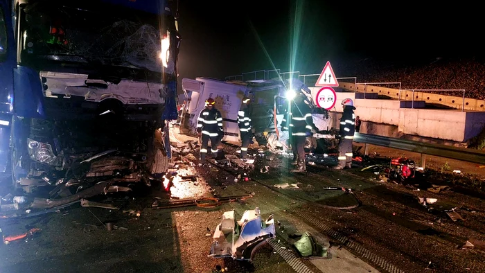 Tragedie pe breteaua Autostrăzii Sibiu Pitești lângă intersecția cu DN7 la Boița Sursă ISU Sibiu 