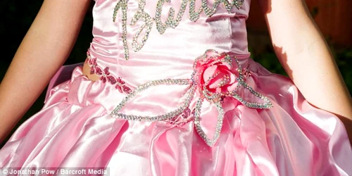 fetita care se machiaza