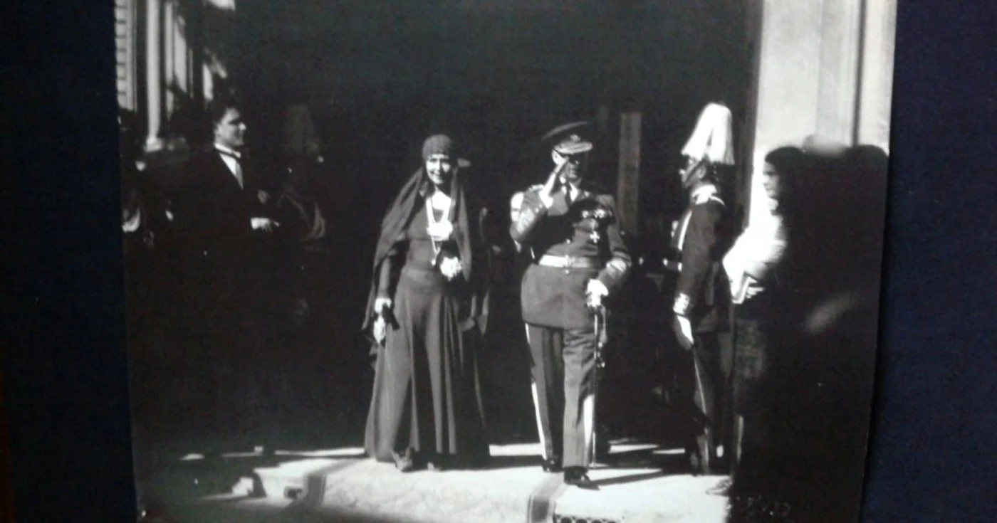 Regina Maria, în vizită la Cluj. Ea a poposit în ”capitala” Ardealului în 1920 şi 1930, iar la ultima vizită a primit titlul de Doctor Honoris Causa. Imagine expusă la Muzeul de Istorie al UBB  FOTO: Florina Pop