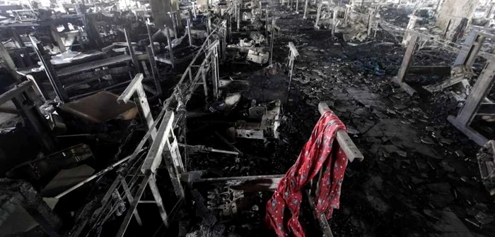 Imagini din interiorul fabricii în care şi-au pierdut viaţa peste 100 de persoane din cauza unui incendiu FOTO Reuters