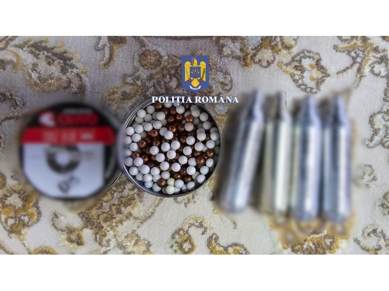 Arme și muniții deținute ilegal de un grup de persoane. Ce au găsi polițiștii la percheziții VIDEO