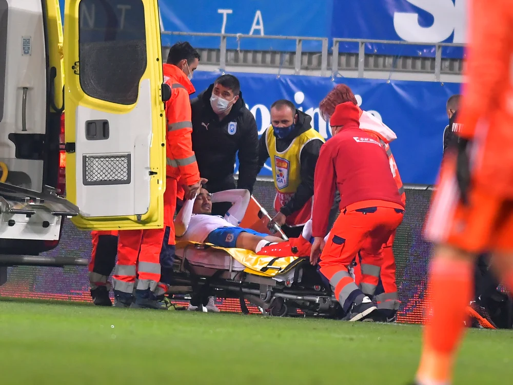 Ștefan Baiaram a plâns înainte de a fi urcat în ambulanțăFoto: sportpictures.eu