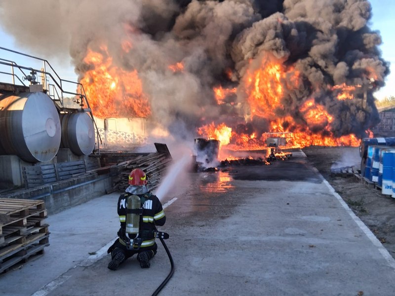 Incendiu puternic la o hală de vopsele și diluanți din Vâlcea. Au fost trimise mesaje RO-Alert