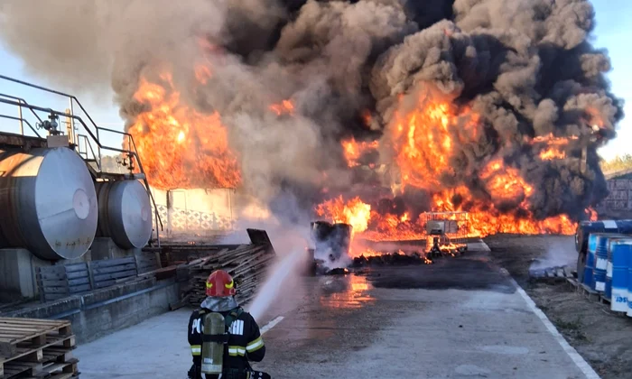 incendiu la o hala din valcea png