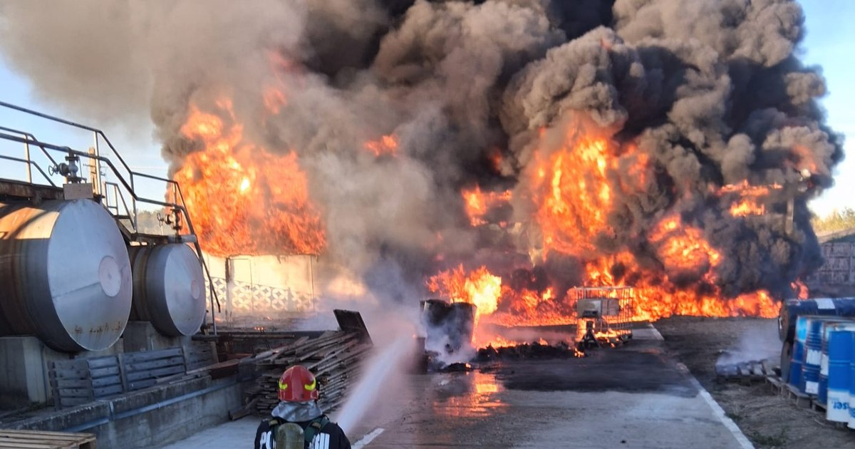 Incendiu la o hală din Sutești, cu vopsele și diluanți, în județul Vâlcea