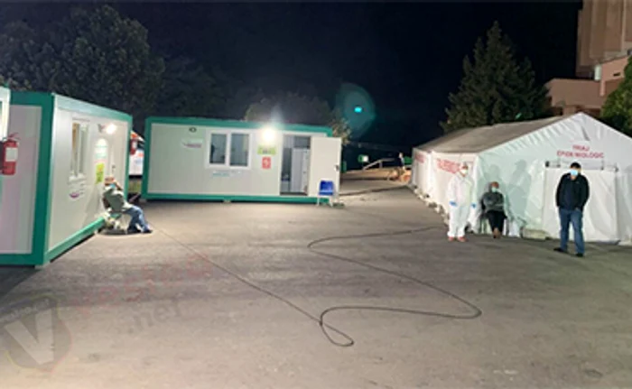 
    “Suntem oameni, nu animale”, au reclamat bolnavii care aşteptau sub cerul liberFoto: monitorulneamt.ro  