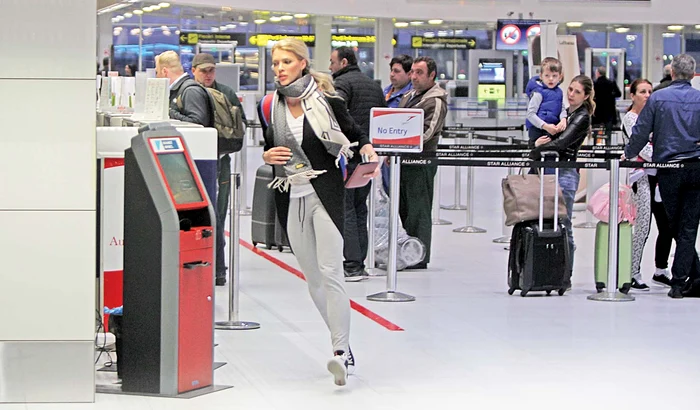 Soţia fostului şef dinamovist a pierdut zborul de legătură, după ce avionul a plecat cu întârziere din America