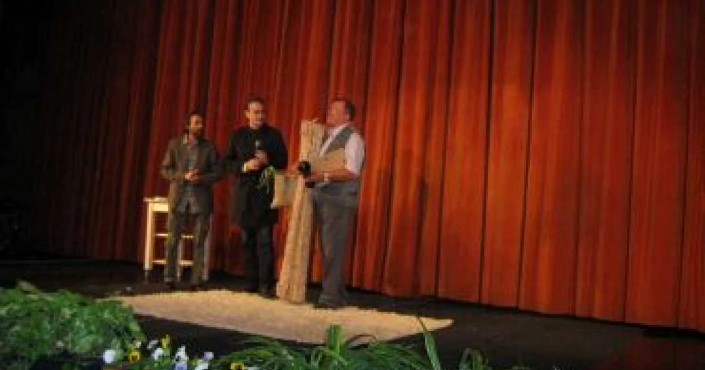 Slatina: Actorul Virgil Ogăşanu a primit ca premiu o paporniţă cu praz