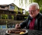 Irinel Columbeanu  petrece azi la căminul din Ghermănești, unde locuiește de doi ani. Fotografie: Colaj Click!