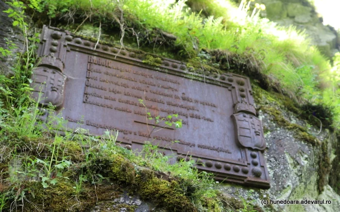 monumentul printului rudolf din retezat foto daniel guta adevarul