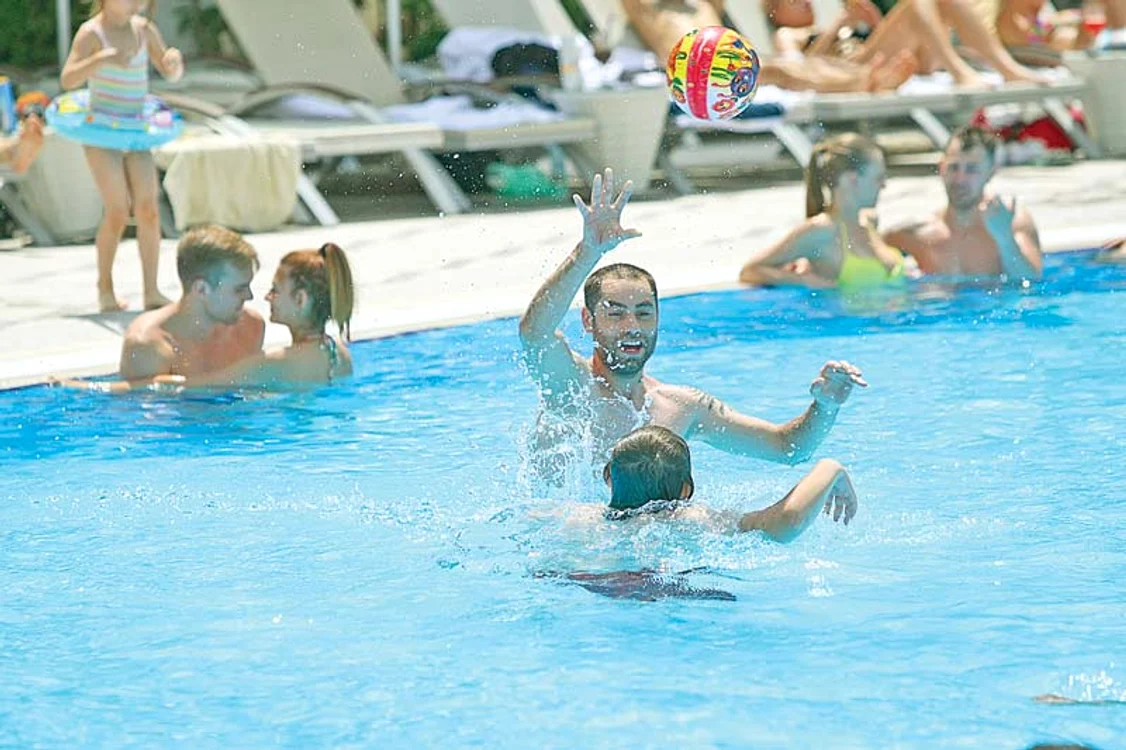 
    Piscina Aqua Garden. S-au jucat în apă cu mingea şi  au profitat de prima bălăcealăFoto: Dorin Constanda  