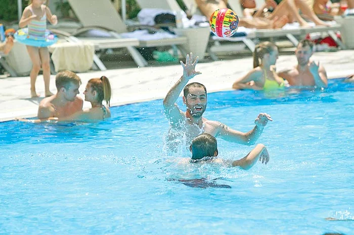 
    Piscina Aqua Garden. S-au jucat în apă cu mingea şi  au profitat de prima bălăcealăFoto: Dorin Constanda  