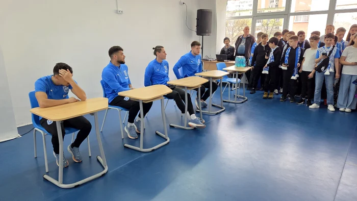 Fotbaliștii olteni s-au întors la școală