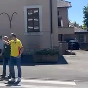 Bărbat agresat verbal în fața unei secții de votare din Franța Foto   Captură video jpg