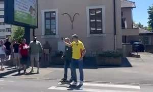 Bărbat agresat verbal în fața unei secții de votare din Franța Foto   Captură video jpg